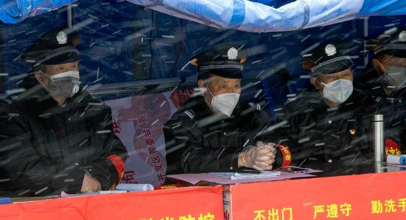 保安大叔，雪中門神.jpg